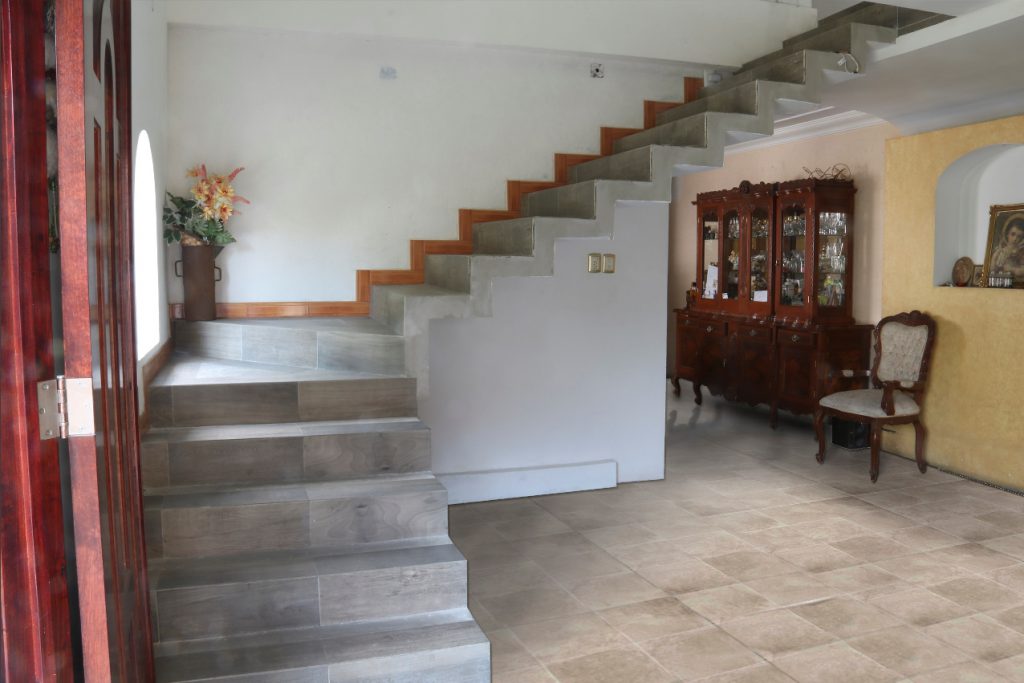 Proyecto de construcción ligera DAEMSA: Piso y escalera casa habitación